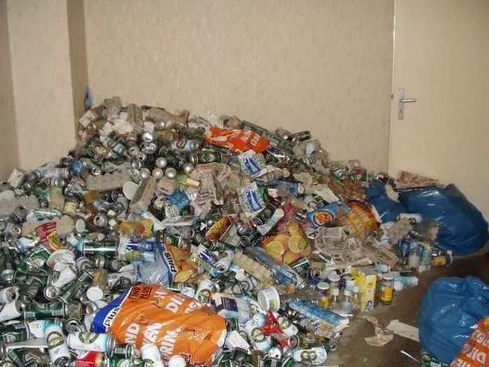 Inside The Apartment Of An Alcoholic (12 pics)