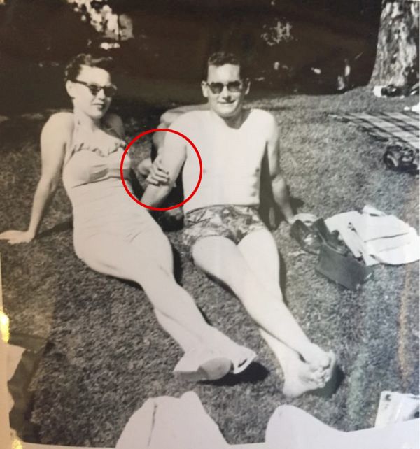Woman Finds Creepy Old Photo Of Her Parents (2 pics)