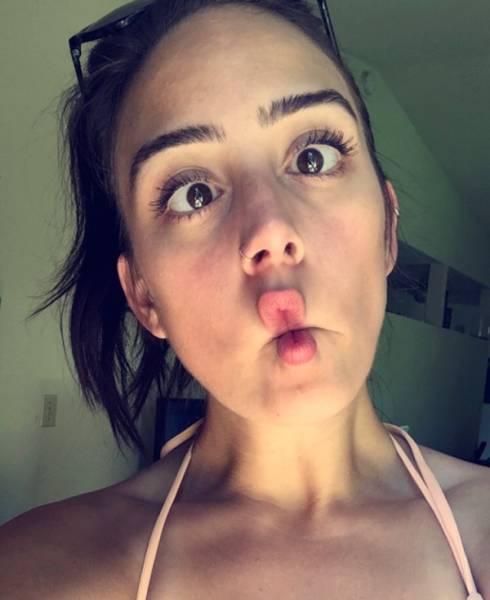 Goofy Girls Are A Special Kind Of Sexy (65 pics)