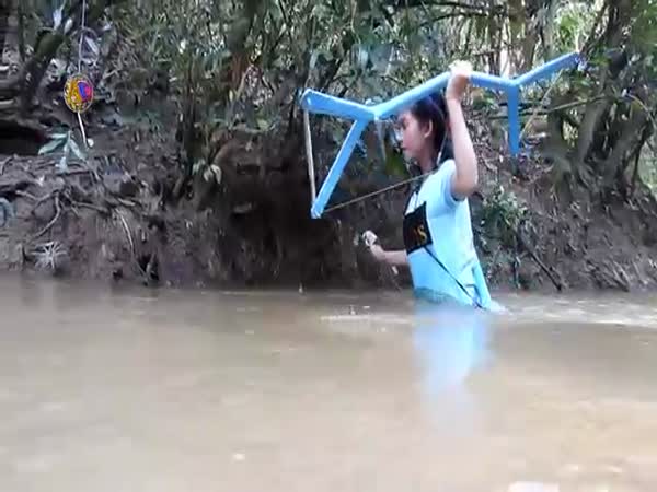 Amazing Girl Uses PVC Pipe Compound BowFishing To Shoot Fish