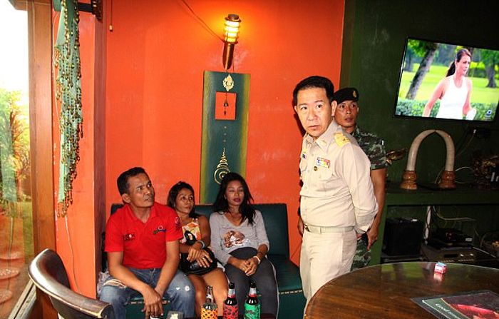 Soldiers Are Cracking Down On Prostitution In Thailand (4 pics)