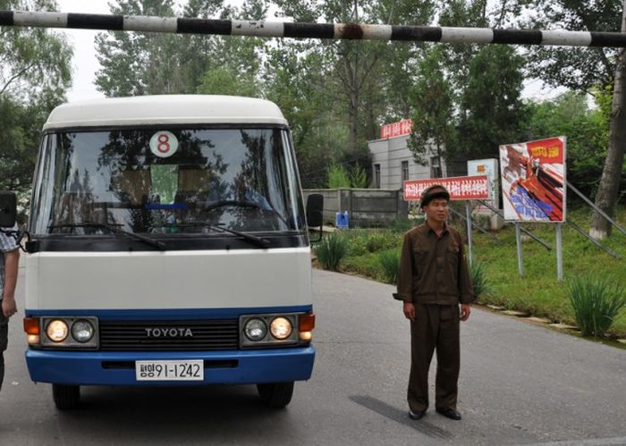 Pictures That Give A Glimpse Of Daily Life In North Korea (59 pics)