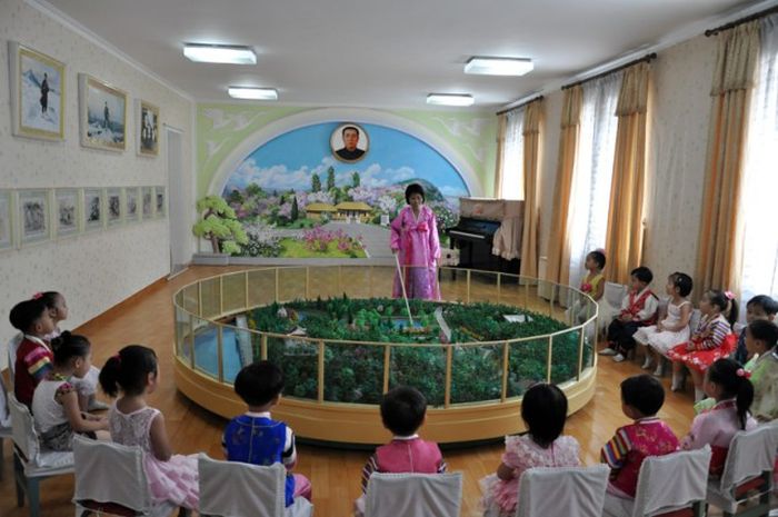 Pictures That Give A Glimpse Of Daily Life In North Korea (59 pics)