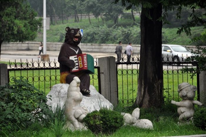 Pictures That Give A Glimpse Of Daily Life In North Korea (59 pics)