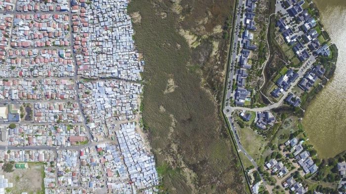 Slum Border Shows Culture Contrast (10 pics)
