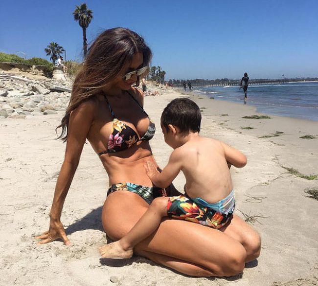 It's Hard To Believe This Mom Is Five Months Pregnant (4 pics)