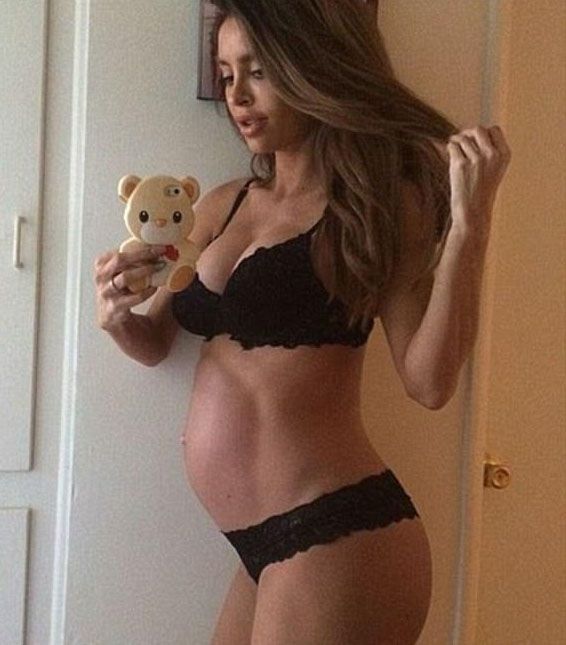 It's Hard To Believe This Mom Is Five Months Pregnant (4 pics)