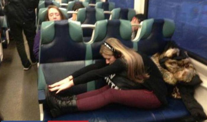 Women Who Make You Wish To Never Take Public Transport Again (5 pics)