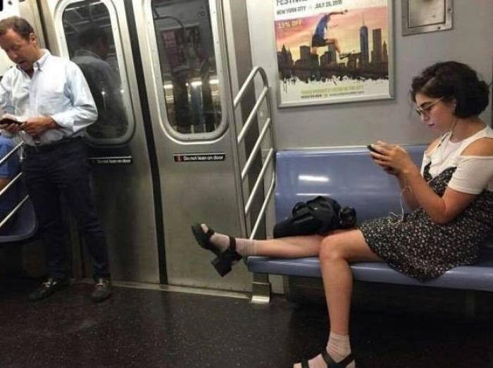 Women Who Make You Wish To Never Take Public Transport Again (5 pics)