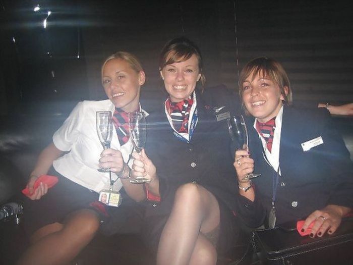 Stewardesses Know How To Have A Good Time (21 pics)