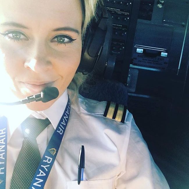 Airplane Pilot Annie Fluff Is Stunning (23 pics)