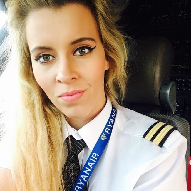Airplane Pilot Annie Fluff Is Stunning (23 pics)