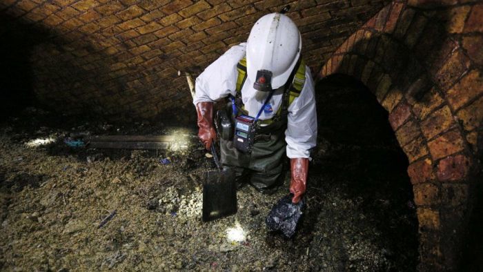 London Authorities Battle With Fatberg (4 pics)