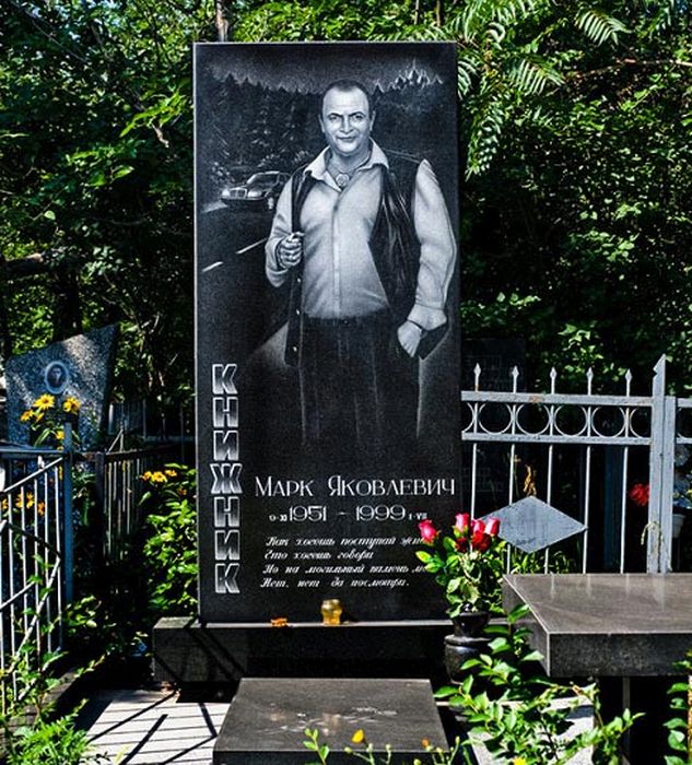 Russian Mafia Members With Over The Top Graves (17 pics)