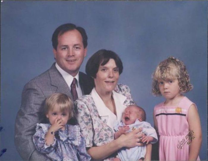 Kids Who Clearly Don't Care About Your Stupid Family Photos (23 pics)