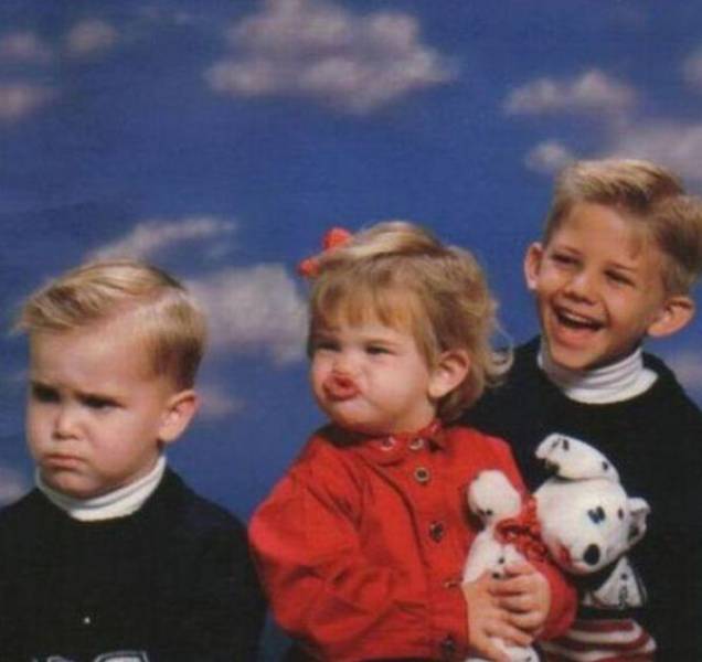 Kids Who Clearly Don't Care About Your Stupid Family Photos (23 pics)