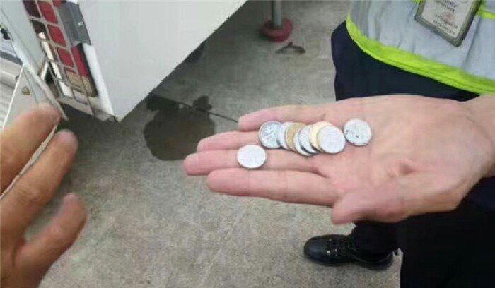 Plane Delayed For Hours After Elderly Woman Throws Coins Into The Engine (3 pics)