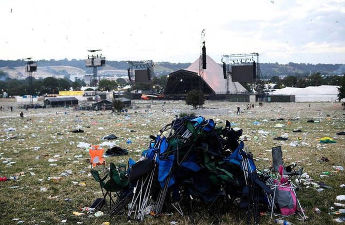 Glastonbury Fans Have Left Tons Of Trash Behind Themselves (21 pics)