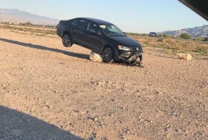 Man Gets Stuck In The Middle Of The Desert (3 pics)