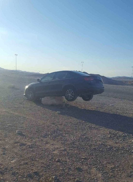 Man Gets Stuck In The Middle Of The Desert (3 pics)