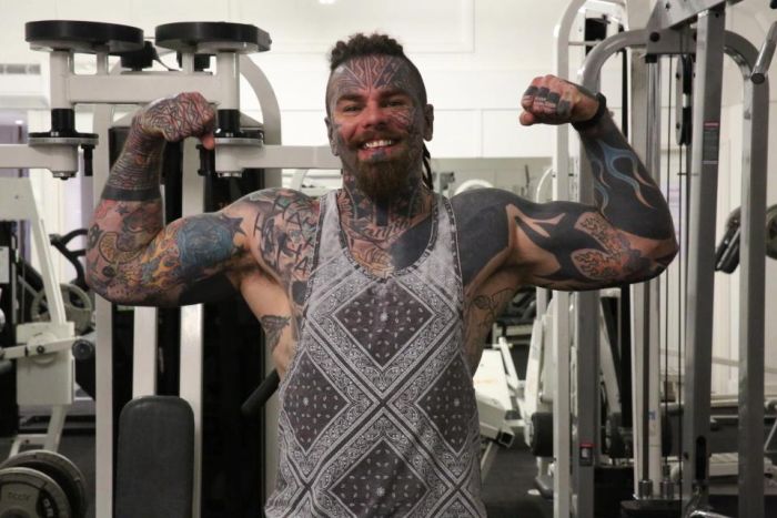 Bodybuilder Covers Up His Tattoos With Fake Tan (2 pics)