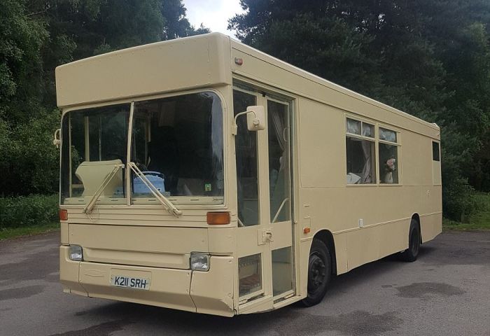 Couple Turns Bus Into Luxury Camper (13 pics)