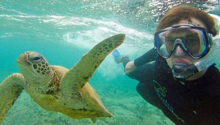 Guy Takes Awesome Selfies With Cool Animals (10 pics)
