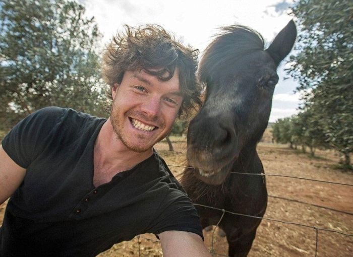 Guy Takes Awesome Selfies With Cool Animals (10 pics)