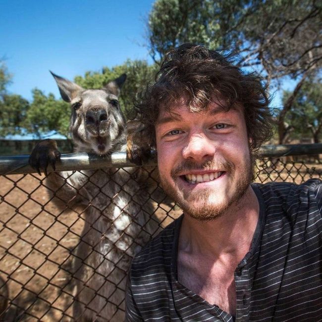 Guy Takes Awesome Selfies With Cool Animals (10 pics)