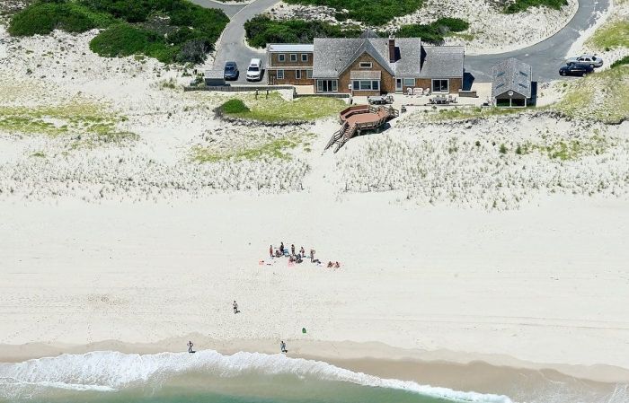 Governor Of New Jersey Hangs Out On Beach After Closing It (4 pics)