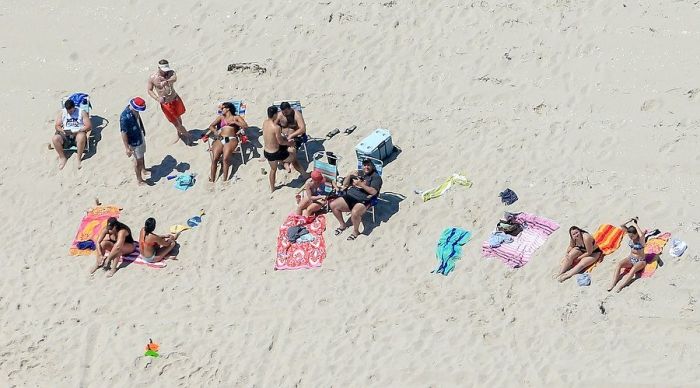 Governor Of New Jersey Hangs Out On Beach After Closing It (4 pics)