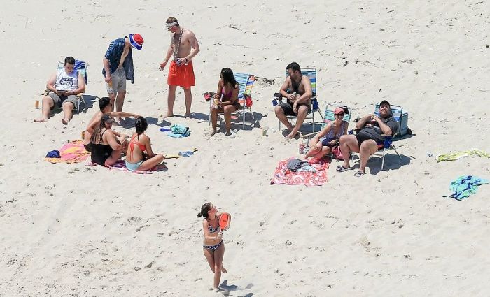 Governor Of New Jersey Hangs Out On Beach After Closing It (4 pics)