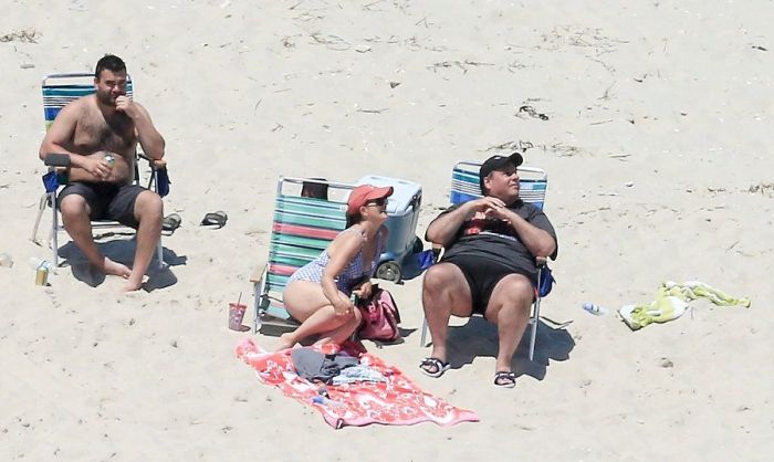 Governor Of New Jersey Hangs Out On Beach After Closing It (4 pics)