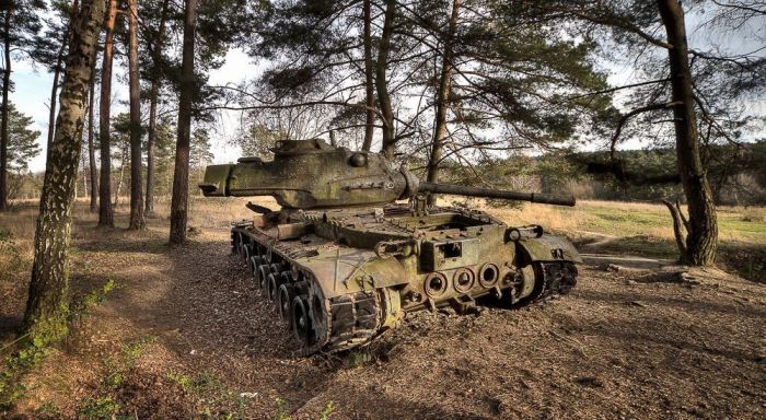 The Earth Is Claiming These Abandoned Tanks In Germany (9 pics)