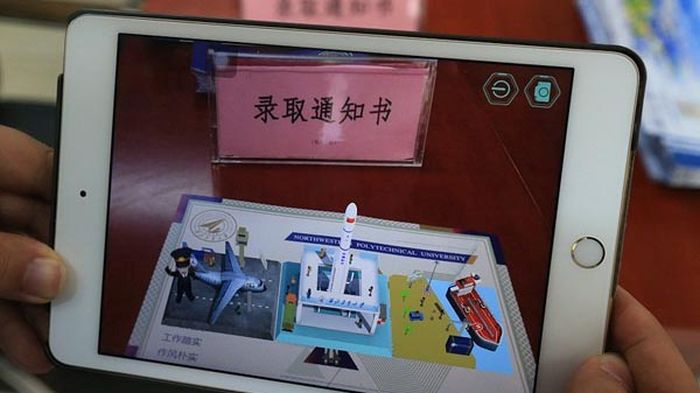 University Sends Acceptance Letters Using Augmented Reality (3 pics)