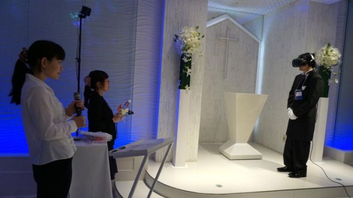 Japanese Gamer Gets Married In Virtual Wedding (4 pics)