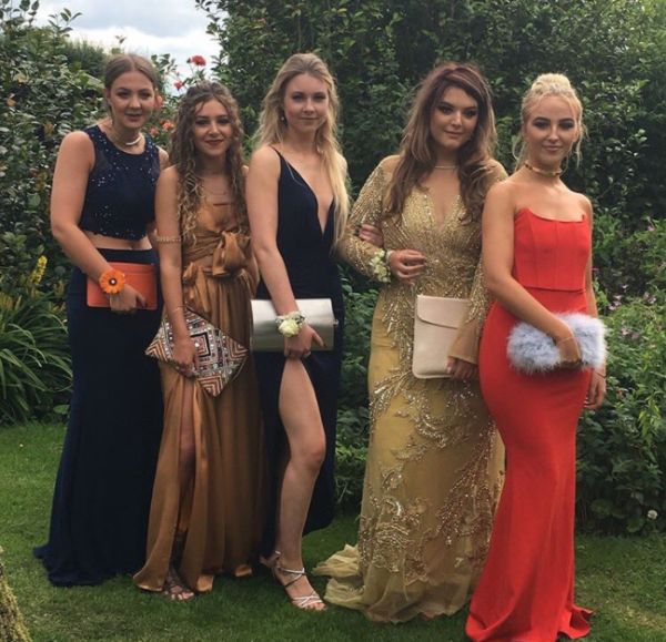 Girl Gets Away With Bringing A Giant Flask To The Prom (3 pics)