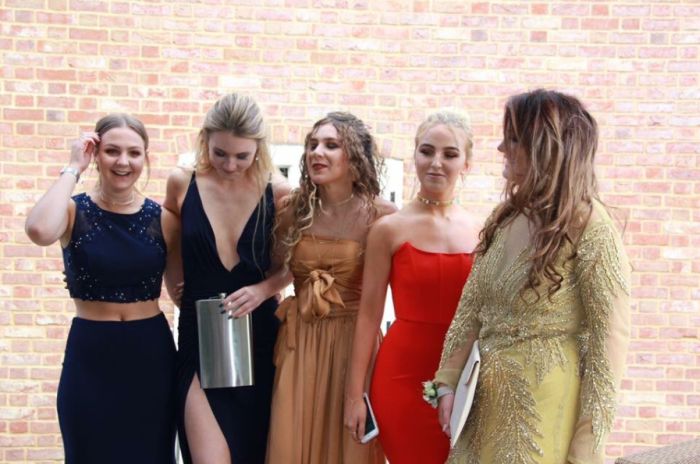 Girl Gets Away With Bringing A Giant Flask To The Prom (3 pics)