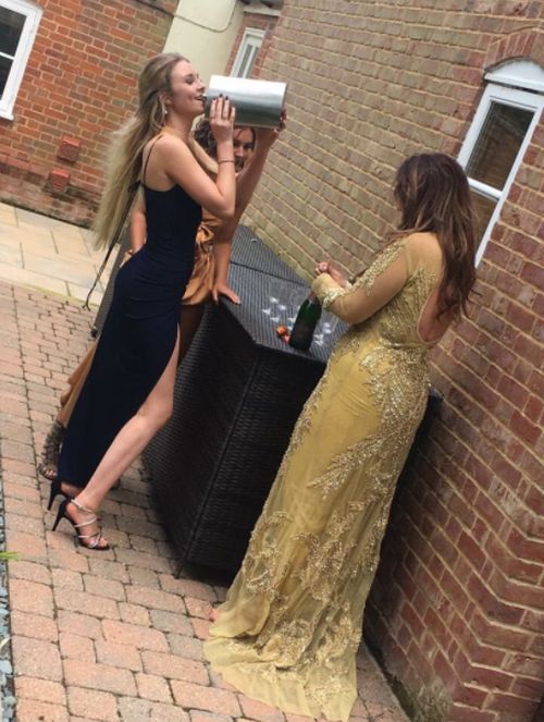 Girl Gets Away With Bringing A Giant Flask To The Prom (3 pics)
