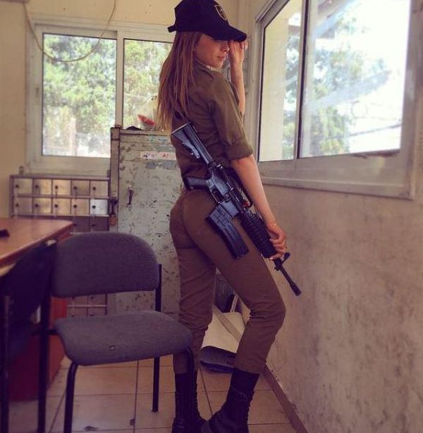 Sexy Israeli Soldier Takes The Internet By Storm With Saucy Snaps (12 pics)