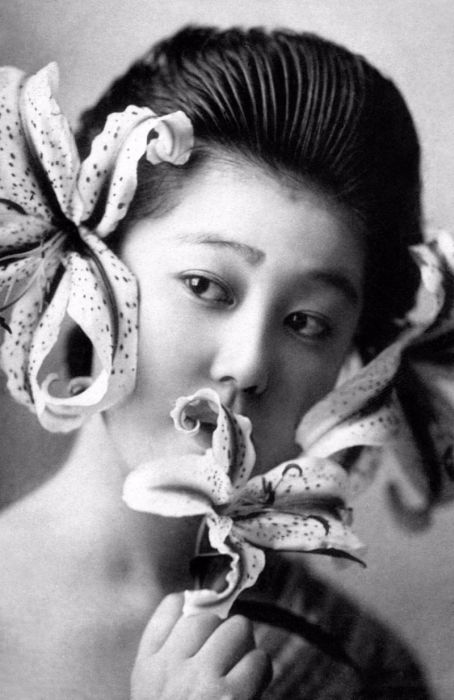 Authentic Photos Of Geishas Without Their Kimono (15 pics)