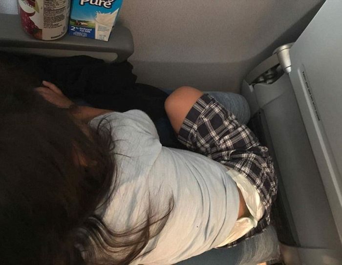 Mother Is Furious At United Airlines (4 pics)