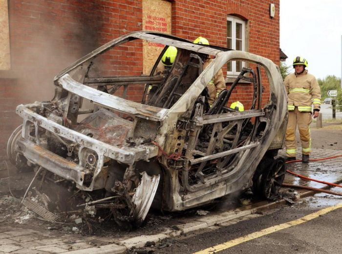 Electric Car Goes Up In Flames Outside The Office (5 pics)