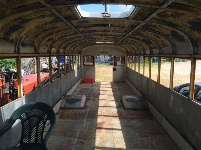 Old School Bus Gets Turned Into A House On Wheels (19 pics)