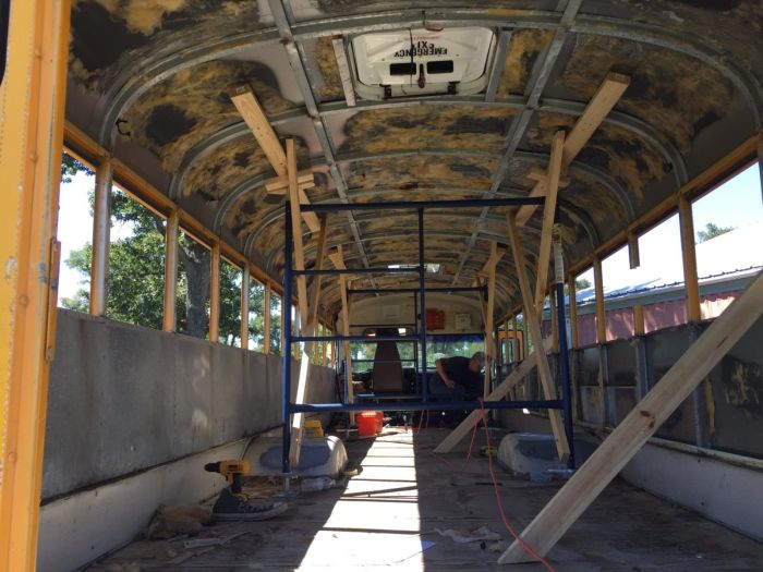 Old School Bus Gets Turned Into A House On Wheels (19 pics)
