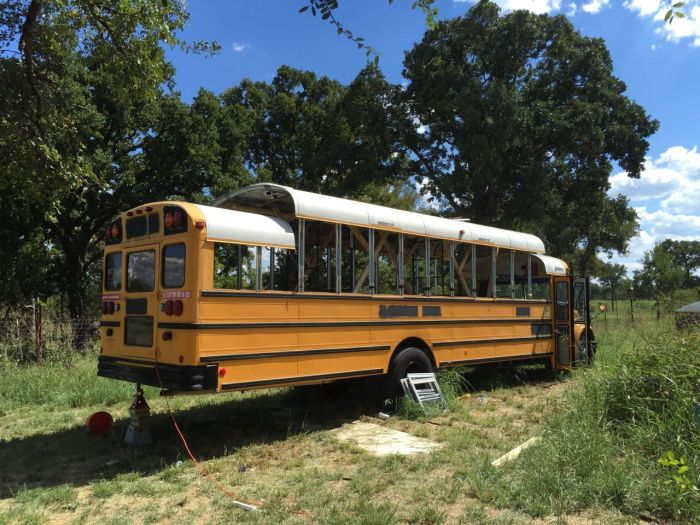 Old School Bus Gets Turned Into A House On Wheels (19 pics)