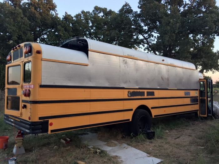 Old School Bus Gets Turned Into A House On Wheels (19 pics)