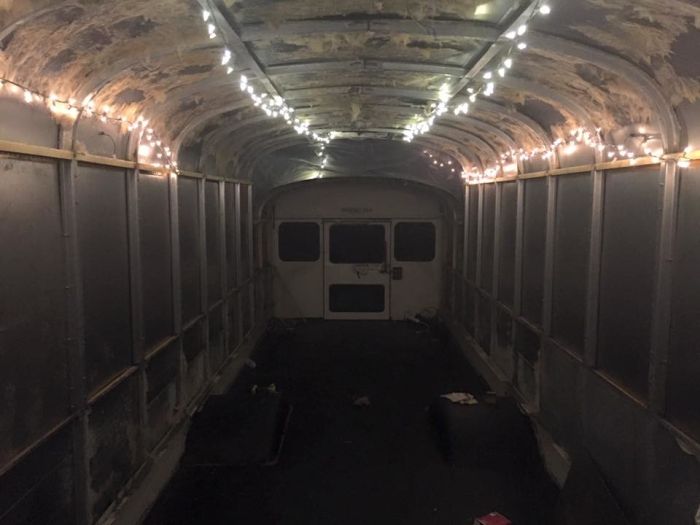 Old School Bus Gets Turned Into A House On Wheels (19 pics)