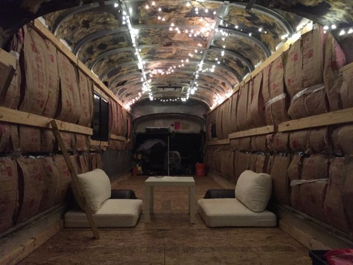 Old School Bus Gets Turned Into A House On Wheels (19 pics)