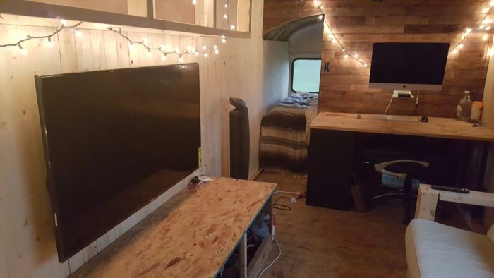 Old School Bus Gets Turned Into A House On Wheels (19 pics)